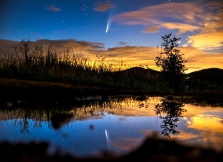 Malvern Spa Association card e - Malverns in silhouette over water