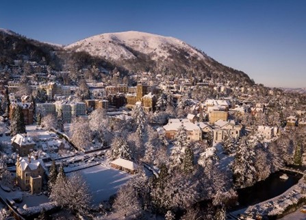 Malvern Spa Association card N - aerial view across a snowy Great Malvern